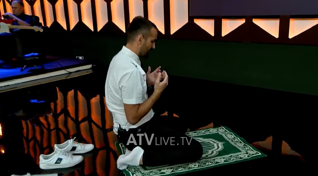 Nazi ia nisë e falet live në LIBERO, shikoni çfarë lutjesh bëri