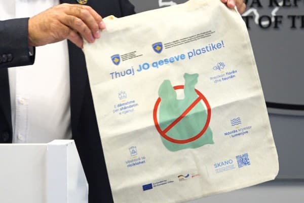 ​Ndalohet përdorimi i disa qeseve të plastikës, tjerat bëhen me pagesë