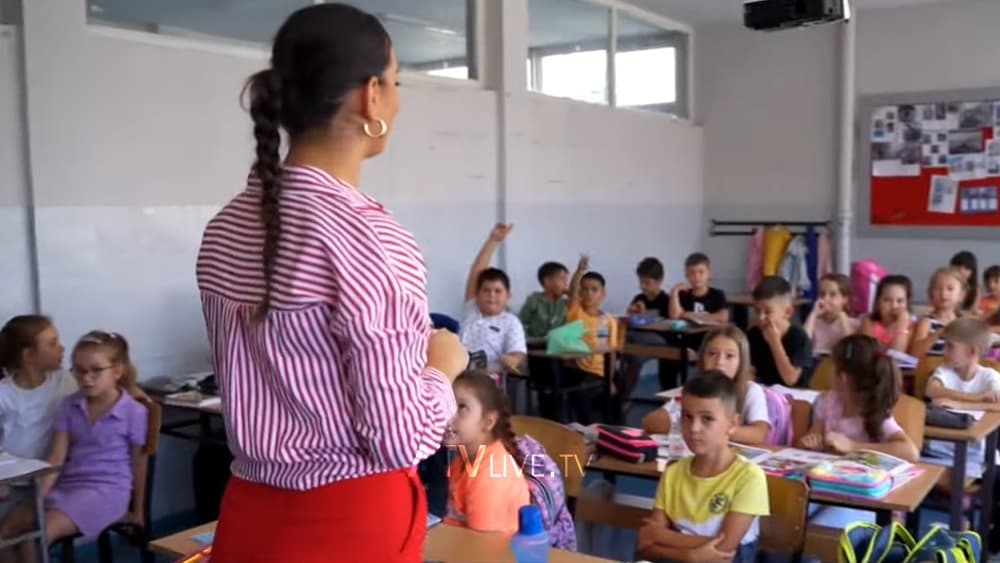 Shkolla “Mihal Grameno” e mbingarkuar, dy nxënës ulen në një karrige