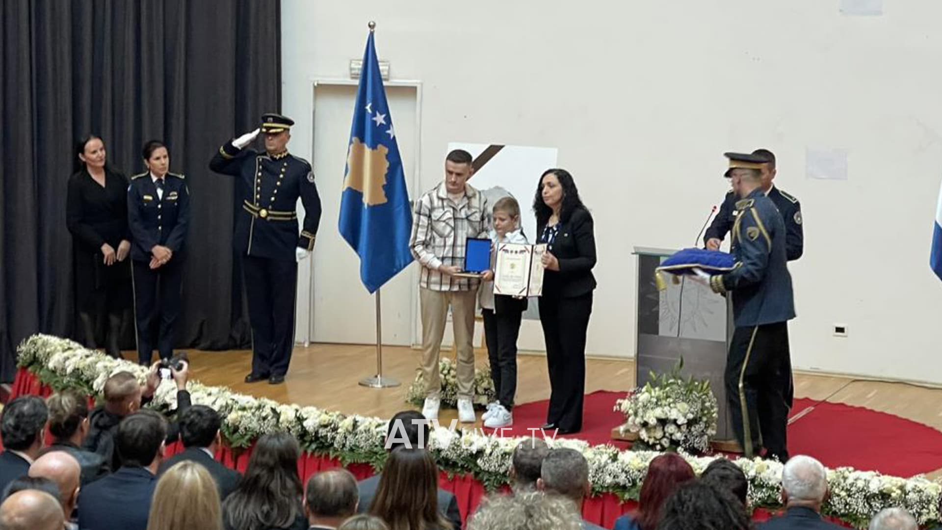 Osmani e nderon me urdhrin “Hero i Kosovës” Afrim Bunjakun: Sulmi kishte për qëllim destabilizimin e rajonit