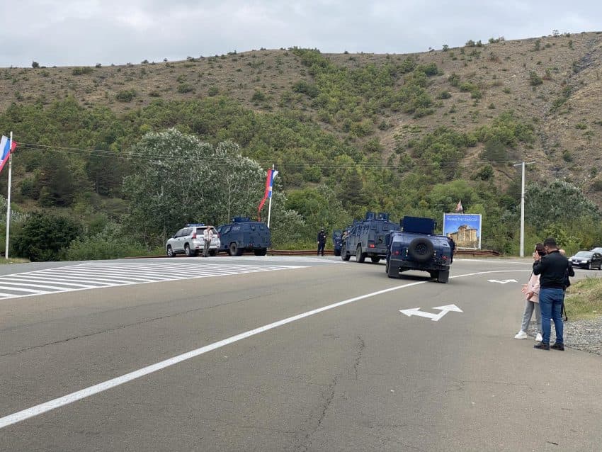 Rusia thotë se po e “vëzhgon nga afër” gjendjen në veri të Kosovës
