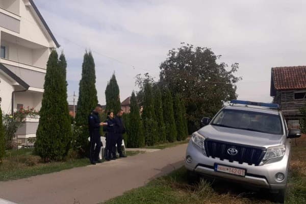 ​Pjesëtarë të policisë në shtëpinë e rreshterit të ndjerë Bunjaku