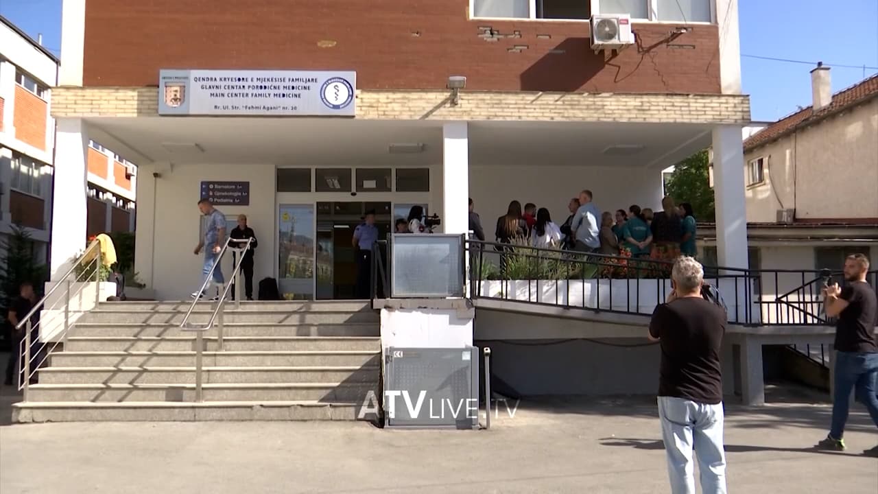 Protestojnë punëtorët teknik të QKMF-së në Prishtinë Kërkojnë paga me te larta