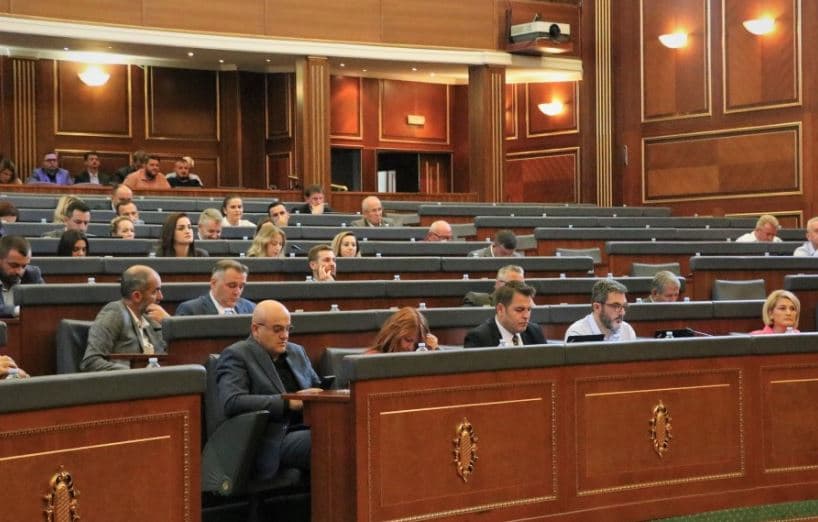 ​Pushteti akuzohet se po miraton ligje në kundërshtim me Kushtetutën