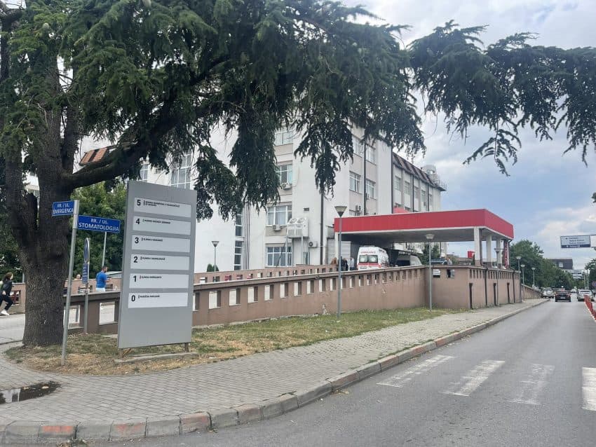 Vdes në QKUK personi që u godit nga vetura në Vushtrri, Policia jep detaje të aksidentit fatal