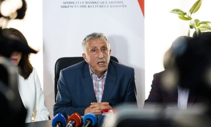Jasharaj: Mësimdhënësit të mos i largojnë nga klasa nxënësit që nuk kanë tekste shkollore