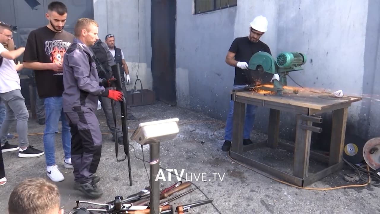 Në Prelez shkatërruan mbi 1600 armë të gjata e të shkurtra, të konfiskuara nga Policia