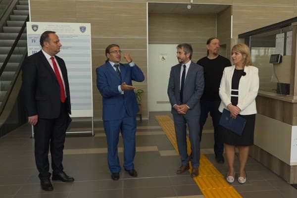 Promovohen tabletët, të shurdhërit do të marrin shërbime më të lehta në gjykata
