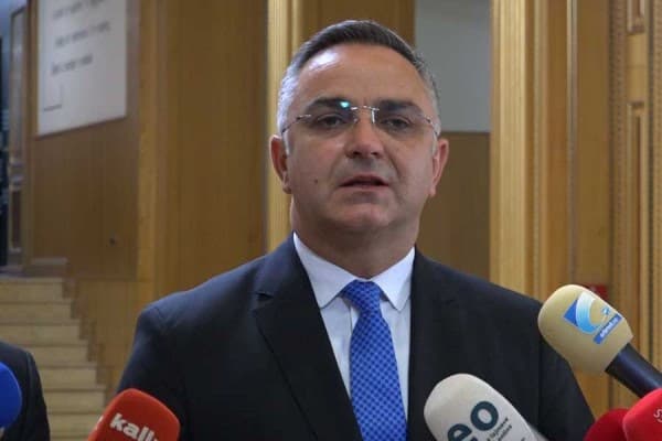 Tahiri i përgjigjet Kurtit: Të dalë në zgjedhje nëse i’a mbanë, e di që e ka humbur fuqinë politike