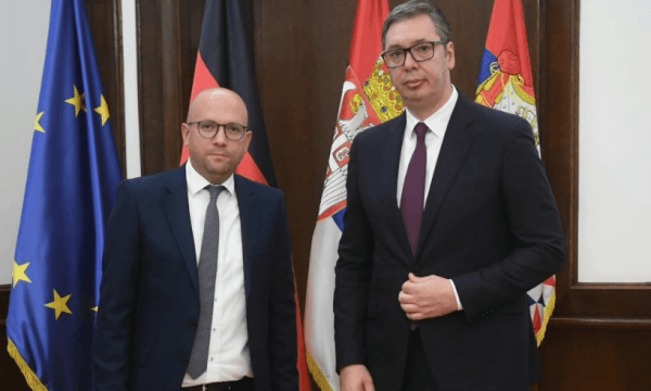 “I kërkova sa më shumë përfshirje të ndërkombëtarëve për veriun”, Vuçiq njofton për takim me Sarrazinin
