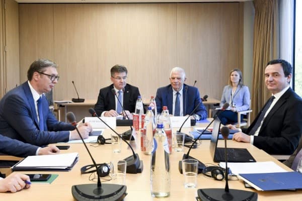 Nisin takimet në Bruksel