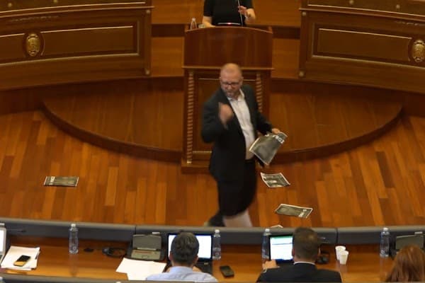 Abazi hedh në Kuvend fletushka me mbishkrimin “Zdravo”, kritikon pushtetin