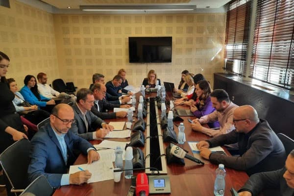 Shqyrtohet raporti i auditimit për pasqyrat financiare të ZRrE-së