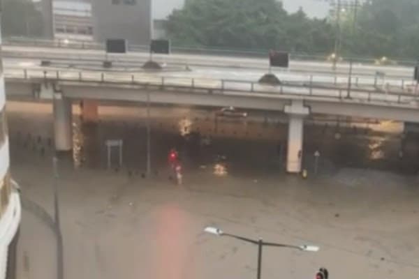 Hong Kongu “paralizohet” nga vërshimet