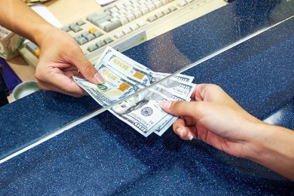​Tregu valutor, forcohet euro e bie dollari