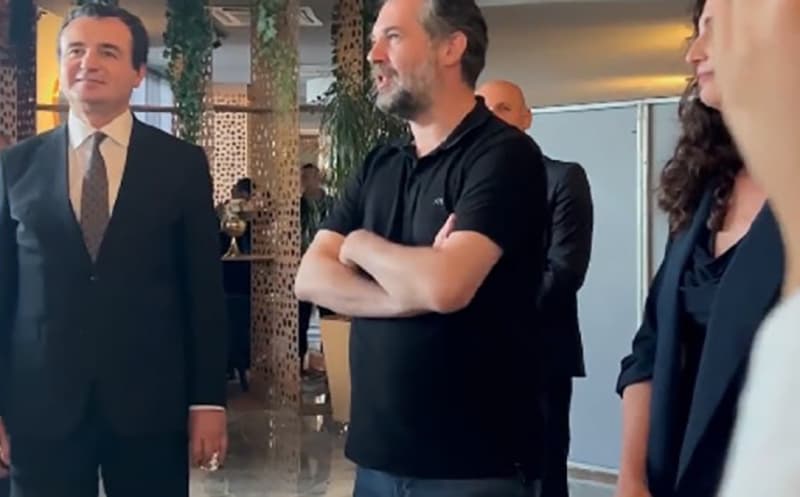 ​Kurti e Çeku u shkojnë në hotel futbollistëve të Kosovës: E keni shtetin prapa