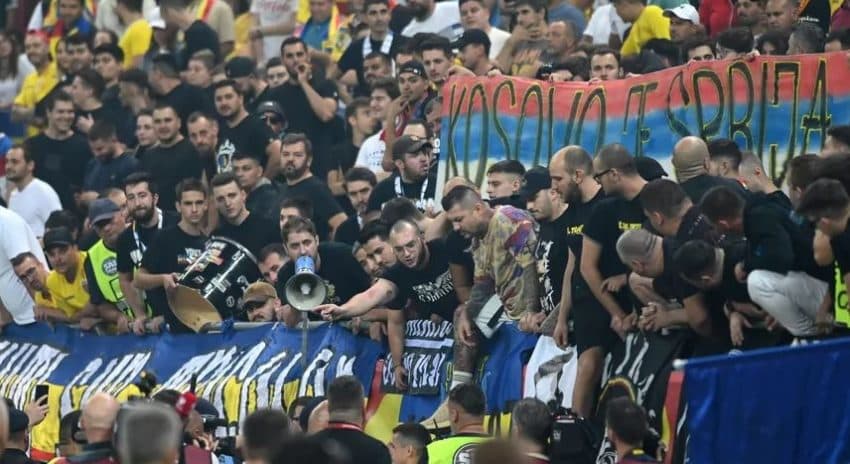 Reagimi i federatës rumune pasi u ndërpre ndeshja me Kosovën: Ne s’bëjmë luftëra, s’kemi armë