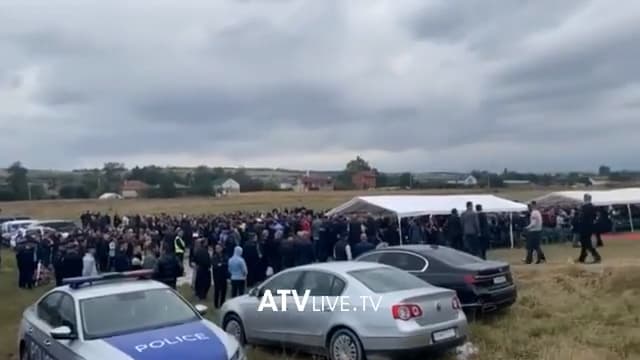 Mijëra qytetarë në varrimin e policit të vrarë, shihen edhe Hovenier, Szunyog e Rifat Jashari