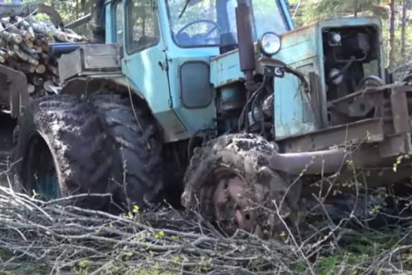 Vdes pasi rrotullohet me traktor
