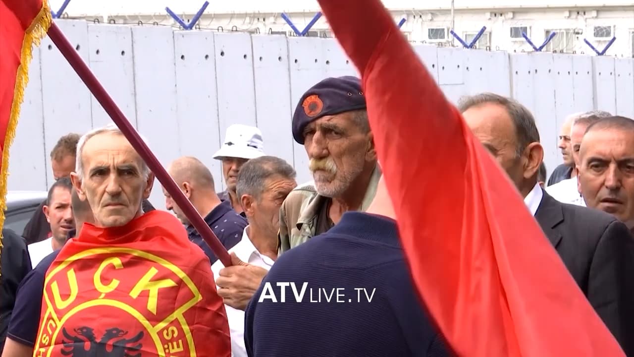 Protestojnë veteranët, ​hedhin telefonat në oborrin e EULEX-it