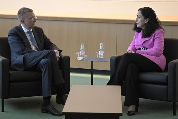 ​Osmani takoi presidentin e Letonisë, diskutuan edhe zhvillimet e fundit në Kosovë