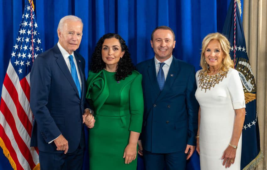 Osmani takohet me presidentin amerikan – Biden ia mbanë dorën