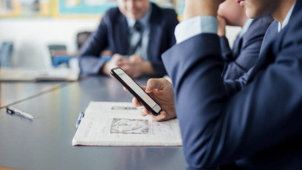 ​Qeveria e Mbretërisë së Bashkuar planifikon të ndalojë përdorimin e telefonave celularë në shkolla