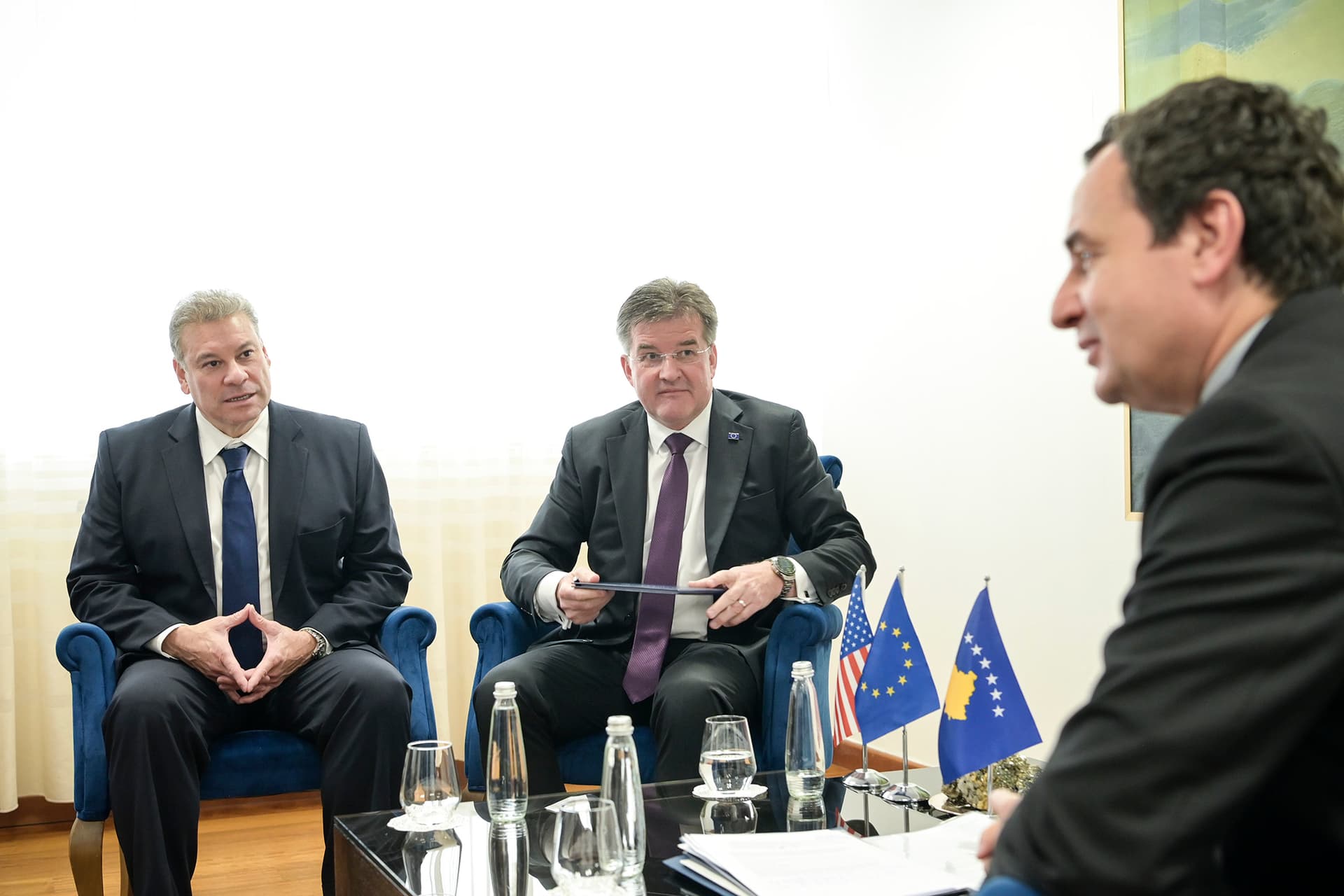Kryeministri Kurti jep detaje për takimin me emisarët