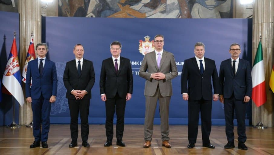 Pesë emisarët arrijnë në Beograd, fillojnë takimin me Vuçiqin
