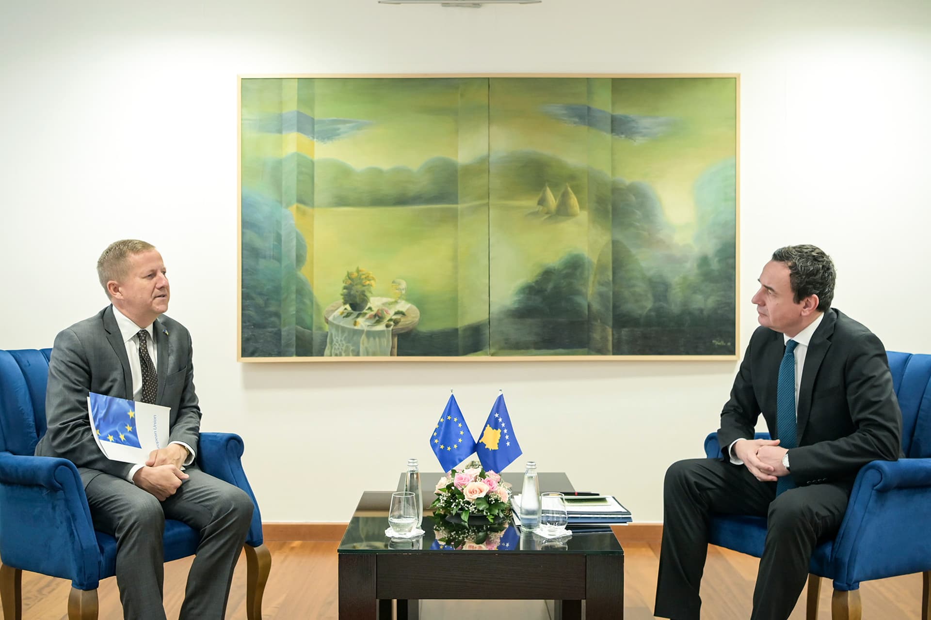 Kurti takohet me ambasadorin e BE-së në Kosovë Tomas Szunyog, flasin për hetimet e sulmit të 24 shtatorit