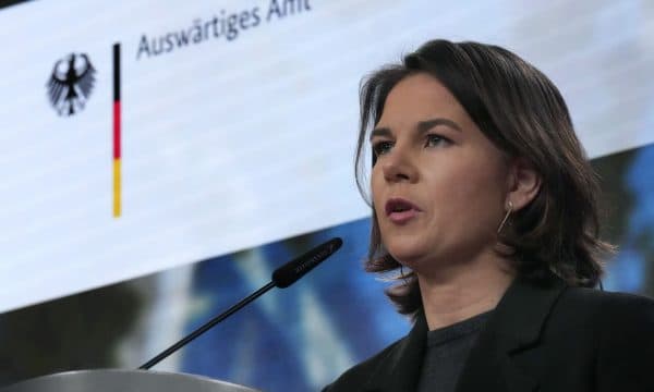 Baerbock në Tiranë, kërkon që Kosova e Serbia t’i ulin tensionet