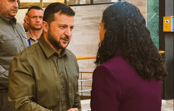 Presidentja Osmani shtrëngon duart me presidentin e Ukrainës