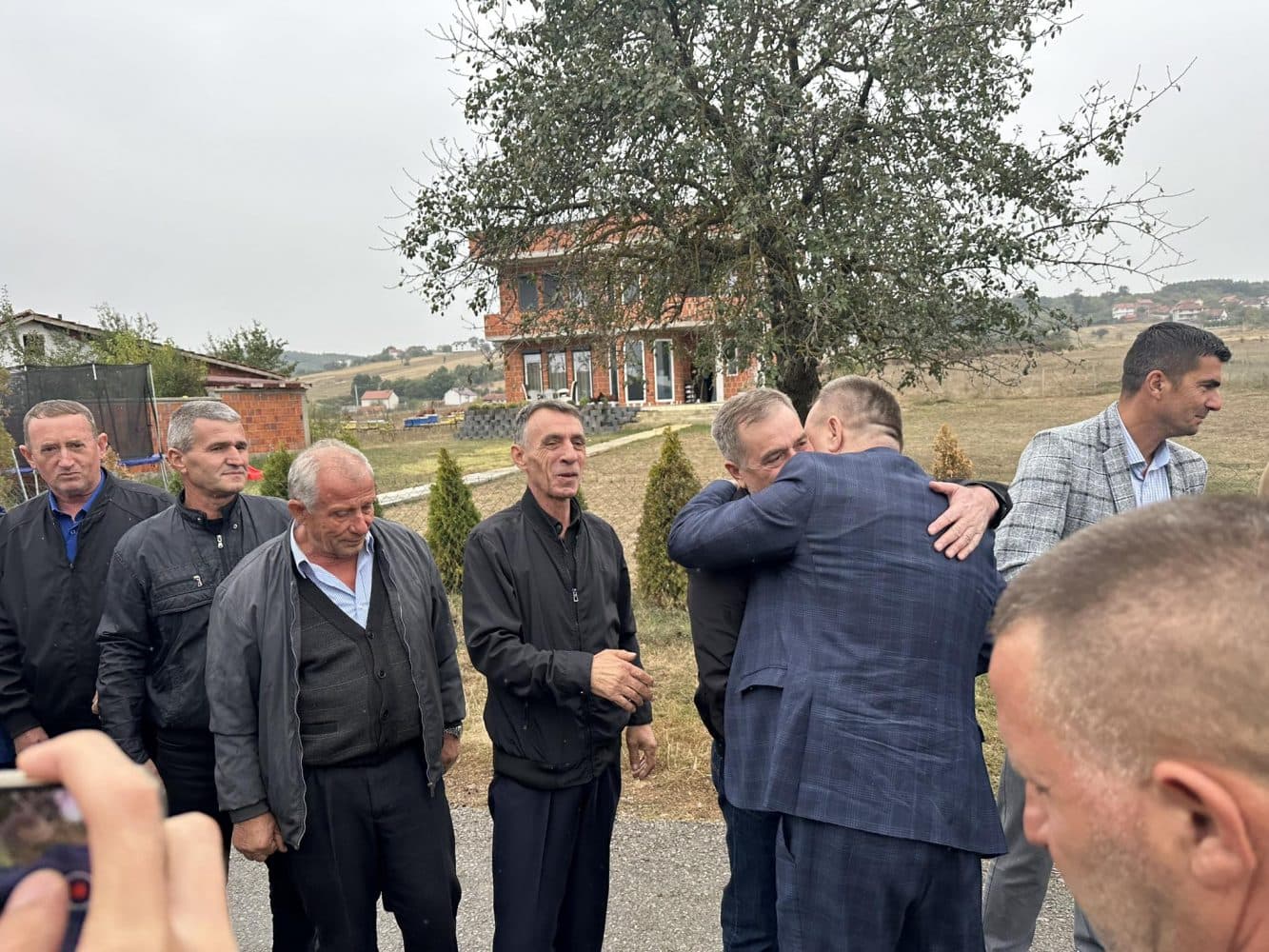 Hysni Gucati mbërrin në vendlindje pas lirimit nga Haga, pritet nga familjarë e bashkëluftëtarë