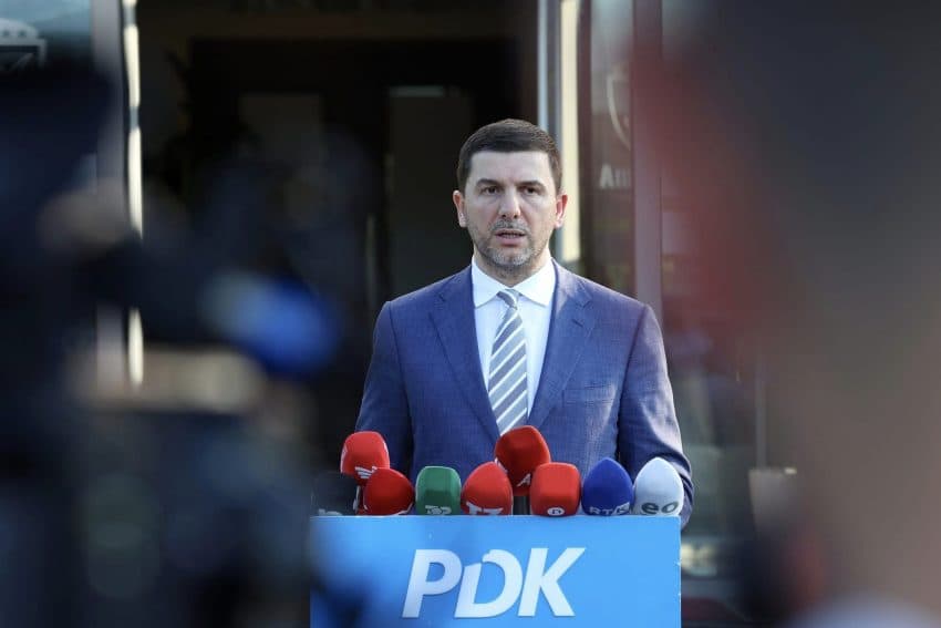 Shtyhet regjistrimi i popullsisë, Krasniqi: Kurti i di shifrat e larta të qytetarëve që e kanë lëshuar Kosovën, po frikësohet nga zyrtarizimi i këtyre të dhënave