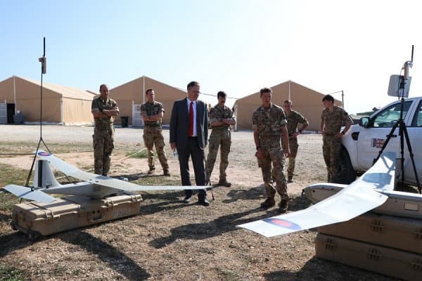 ​Abbott vizitoi ushtarët në kampin Bondsteel