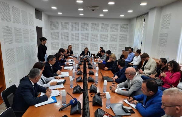 Auditori: 129 punonjës të komunitetit serbë marrin paga pa shkuar në punë fare
