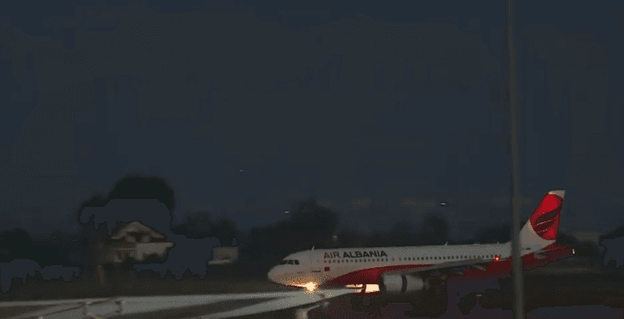 Mbërrin në Shqipëri një avion me shqiptarë nga Izraeli