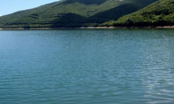 IKSHPK: Analizat e fundit tregojnë se uji nga Liqeni i Badovcit ende nuk është i pijshëm