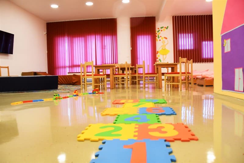 Edukatorja e një çerdheje në Pejë ndalohet për 48 orë për keqtrajtimin e një fëmije