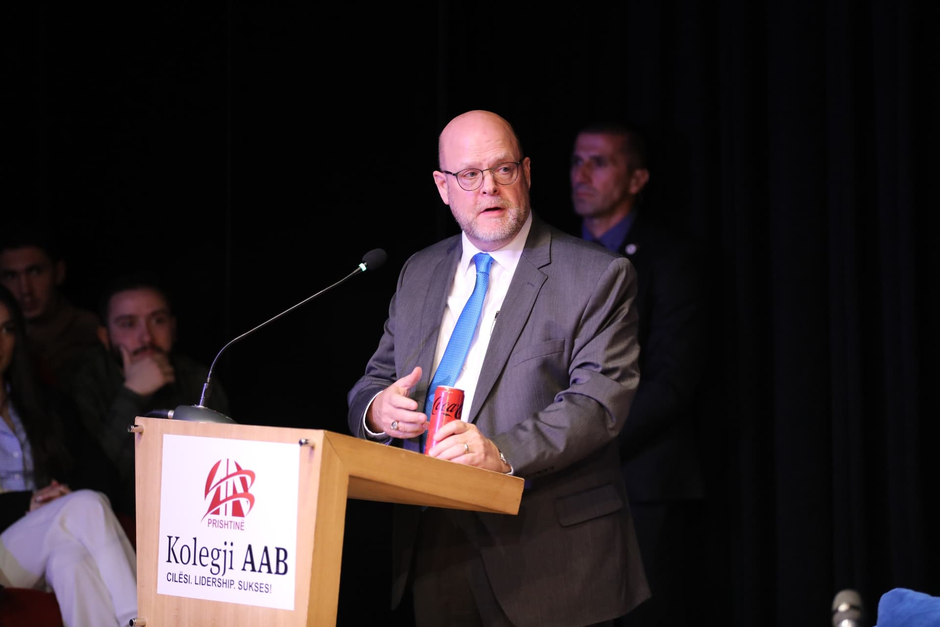 Ambasadori amerikan në Kosovë Jeffrey Hovenier vizitoi Kolegjin AAB për t’u takuar me studentët