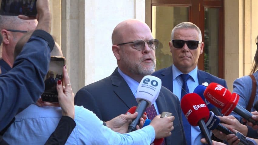 Hovenier: ShBA-ja, e gatshme ta këshillojë Kosovën për statutin e Asociacionit