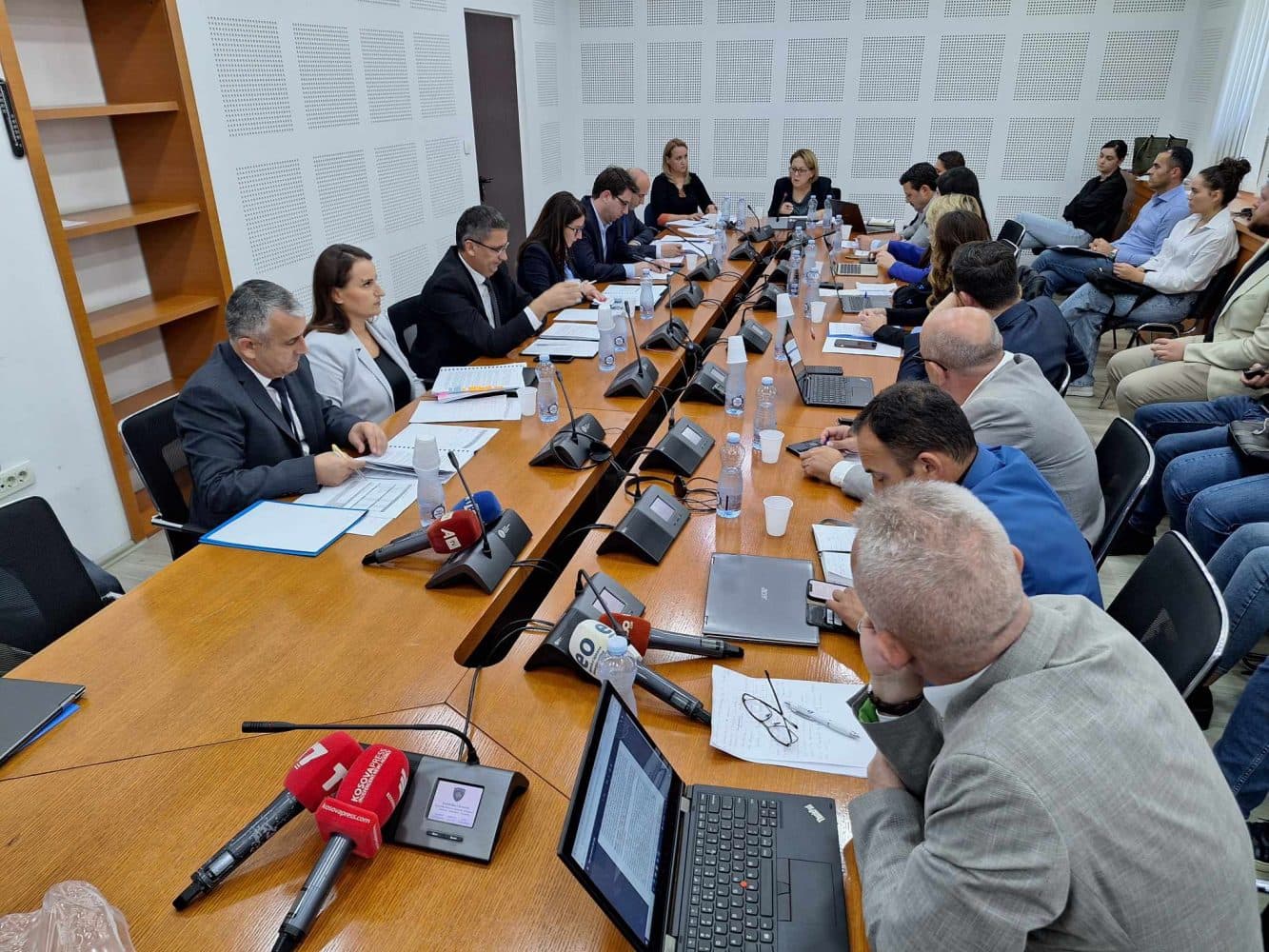 PDK-ja e LKD-ja e kritikojnë Muratin – kundërshton deputetja e VV-së, prezanton projektet e Qeverisë