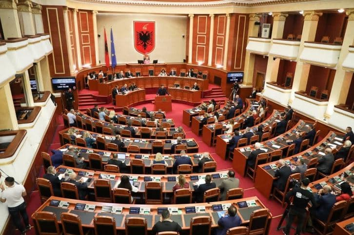 Kuvendi i Shqipërisë i heq imunitetin Sali Berishës – i hapet rruga arrestimit të tij