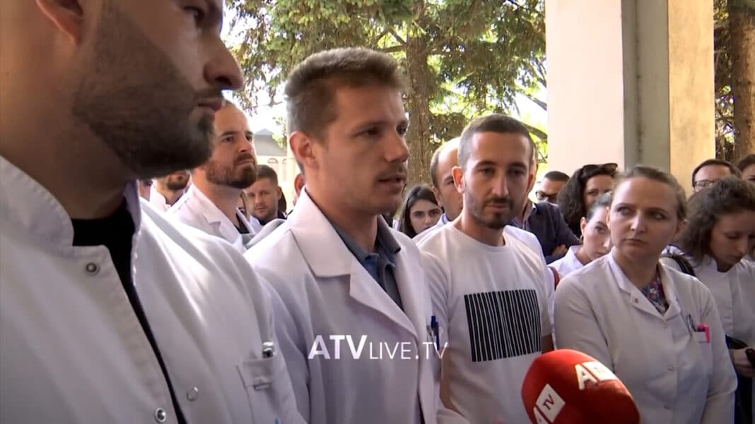 Specializantët anulojnë protestën, ministri Vitia u premton zgjidhje