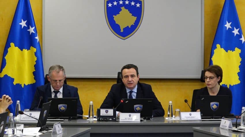 Qeveria mban mbledhjen e radhës