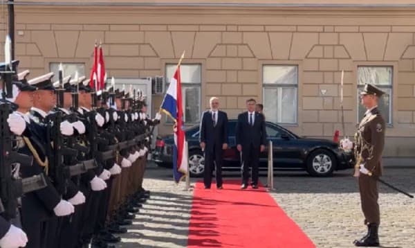 Rama në Zagreb, pritet me ceremoni zyrtare nga kryeministri kroat Plenkoviq