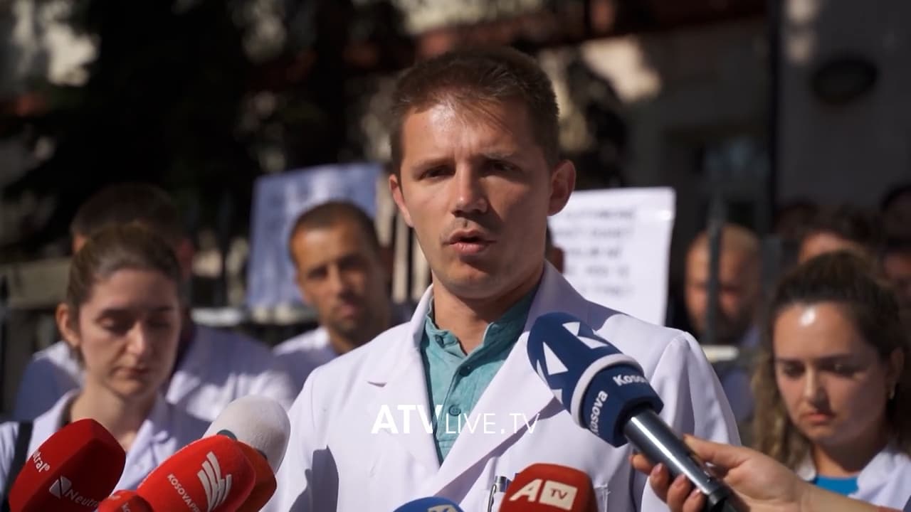 Grupi i specializantëve proteston edhe sot para Ministrisë së Shëndetësisë
