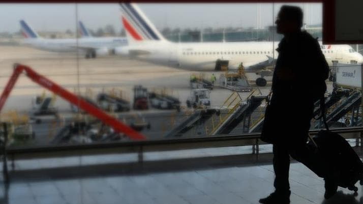 Franca në panik: Alarme për bomba, evakuohen katër aeroporte