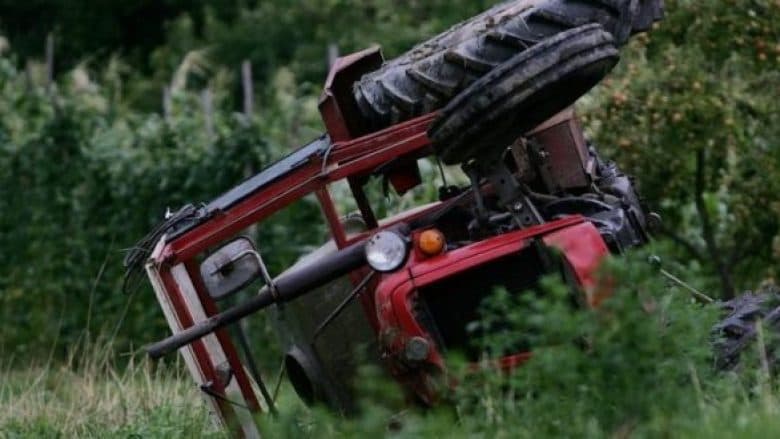 ​Humbi jetën pasi rrokulliset me traktor