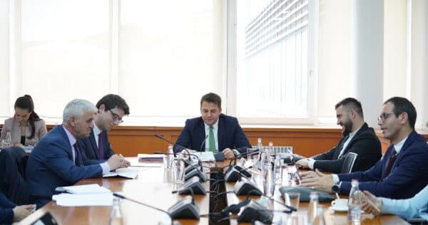 Ministri Murati dhe përfaqësues të ASK-së raportojnë në komisionin për buxhet